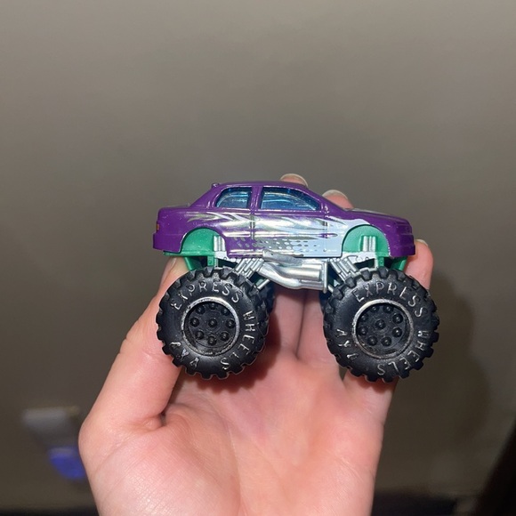 4x4 express wheels toy car - Picture 2 of 7